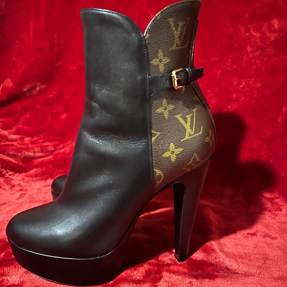 Authentic Louis Vuitton Ankle Boots (fits a US 8)